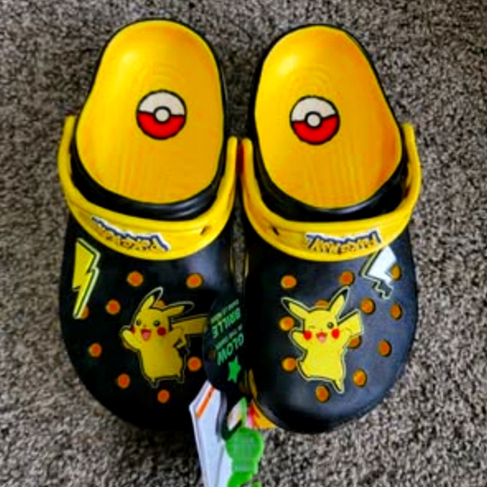 Boys Pokémon Pikachu Classic Crocs - Size J4 - Black and Yellow